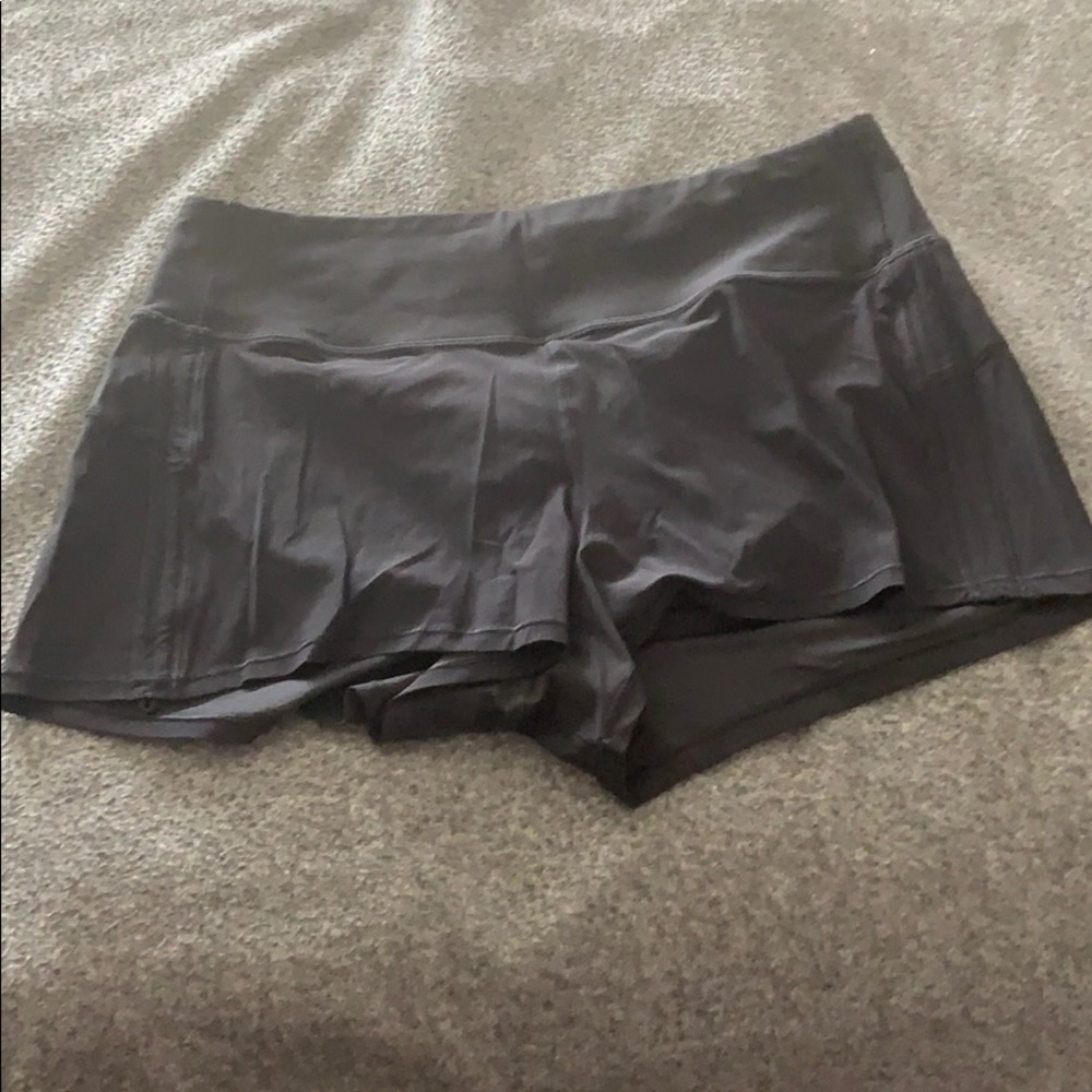 Lululemon cinch and stretch short 2.5”